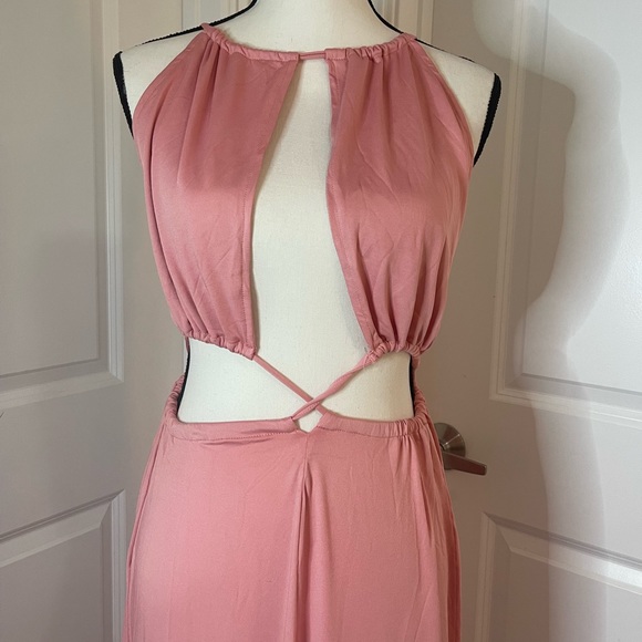 Peekaboo Maxi Dress 🌸 - Picture 3 of 9